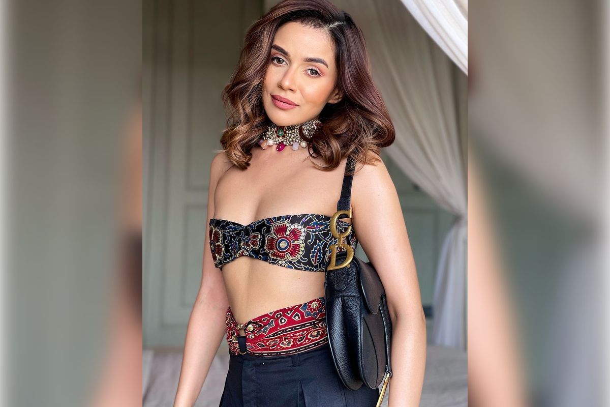 Komal Panday Goes BOLD in Strapless Blouse; See Pictures