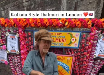 Viral Video Shows British Vendor Selling Kolkata-Style Jhalmuri In London Viral Video Shows British Vendor Selling Kolkata-Style Jhalmuri In London