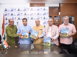 वैश्विक शांति की जरूरत पर जोर देने वाली किताब "वसुधैव कुटुंबकम..'' का विमोचन वैश्विक शांति की जरूरत पर जोर देने वाली किताब "वसुधैव कुटुंबकम..'' का विमोचन