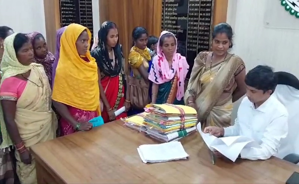 Bank Loan: साहब सुन लो गुहार! फाइनेंस कंपनी वाले कहते हैं बच्चा बेचो, लोन के पैसे जमा करो, जानिए पूरा मामला