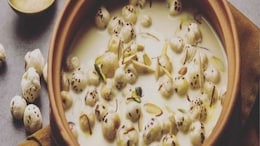 Makhana With Milk: दूध में मखाने को मिलाकर खाने से मिलते असरदार फायदें, हड्डियों को मिलती है लोहे जैसी ताकत