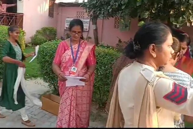 परीक्षा केंद्र पर महिलाओं के दुपट्टे और गहने उतरवाए गए. परीक्षा केंद्र पर महिलाओं के दुपट्टे और गहने उतरवाए गए.