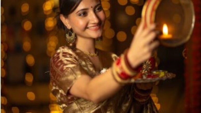 Karwa Chauth की नहीं की अभी तक कोई तैयारी, तो आउटफिट, हेयरस्टाइल से लेकर मेकअप,फुटवियर तक... इस सेल में है सबकुछ Karwa Chauth की नहीं की अभी तक कोई तैयारी, तो आउटफिट, हेयरस्टाइल से लेकर मेकअप,फुटवियर तक... इस सेल में है सबकुछ