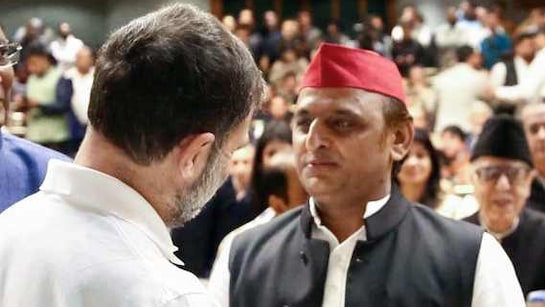 हरियाणा में कांग्रेस की हार के बहाने अखिलेश ने दिया ये मैसेज | Rahul Gandhi  and Akhilesh Yadav meet at Omar Abdullah's swearing-in ceremony