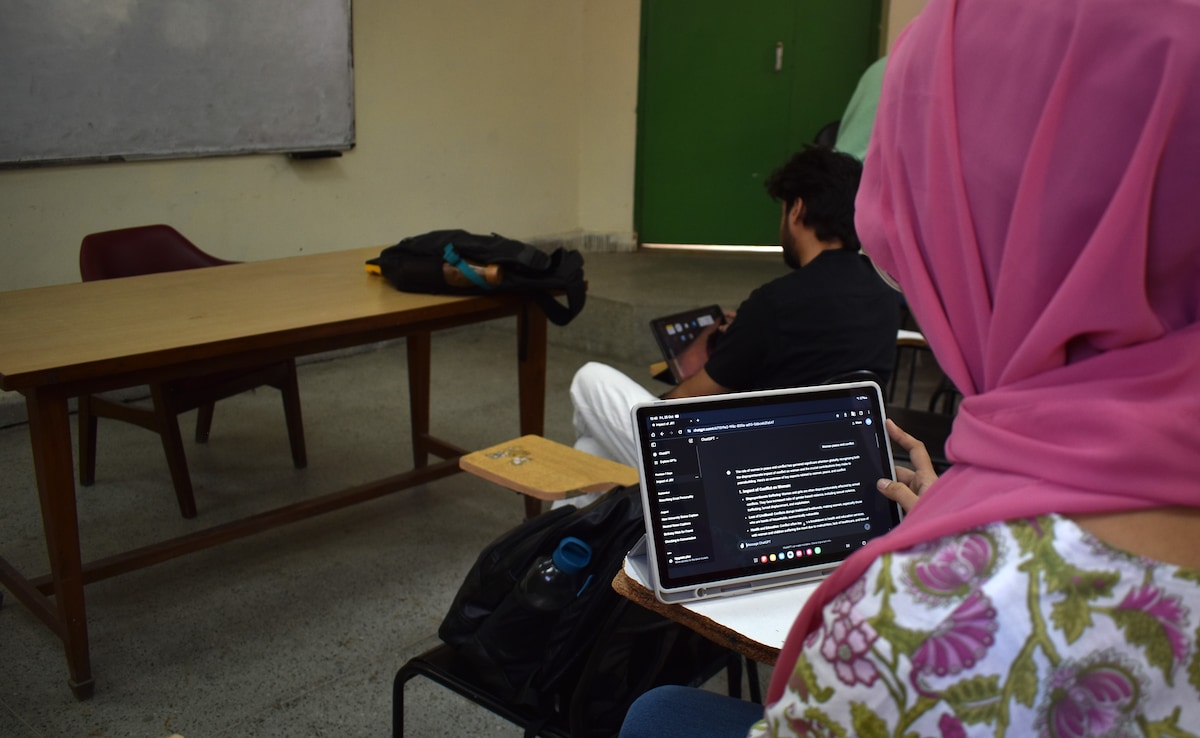 Students in college classrooms using ChatGPT Students in college classrooms using ChatGPT