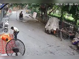 दिल्ली के मॉडल टाउन में युवक ने इस वजह से शख्स को डंडे से पीटा, सीसीटीवी में कैद हुई घटना दिल्ली के मॉडल टाउन में युवक ने इस वजह से शख्स को डंडे से पीटा, सीसीटीवी में कैद हुई घटना