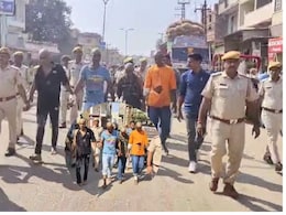BJP नेता के बेटे से मारपीट करने वाले आरोपियों की हुई गिरफ्तारी, सिर मुड़वाकर पुलिस ने शहर में घुमाया BJP नेता के बेटे से मारपीट करने वाले आरोपियों की हुई गिरफ्तारी, सिर मुड़वाकर पुलिस ने शहर में घुमाया