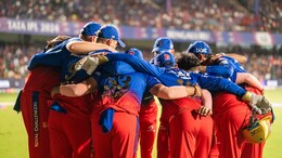 IPL 2025 RCB Retentions  रॉयल चॅलेंजर्स बंगळुरुमधून धक्कादायक बातमी, विराटचा जवळचा मित्र बाहेर
