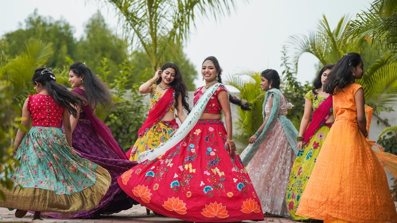 इस फेस्टिवल आपका एथनिक स्टाइल देख उड़ जाएंगे सबके होश, आज ही ऑर्डर कर दें ये ब्रांडेड लहंगा-चोली इस फेस्टिवल आपका एथनिक स्टाइल देख उड़ जाएंगे सबके होश, आज ही ऑर्डर कर दें ये ब्रांडेड लहंगा-चोली