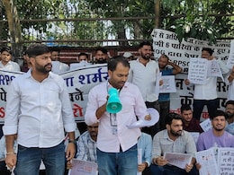 "उपचुनाव में बीजेपी के खिलाफ प्रचार करेंगे", SI भर्ती रद्द करने की मांग को लेकर RU के बाहर प्रदर्शन