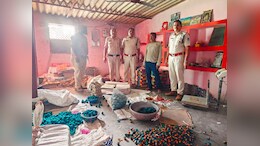 घर में बना रहे थे अवैध रूप से पटाखे, एक दम से पहुंच गई पुलिस, ये सब जब्त