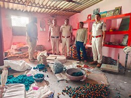 घर में बना रहे थे अवैध रूप से पटाखे, एक दम से पहुंच गई पुलिस, ये सब जब्त