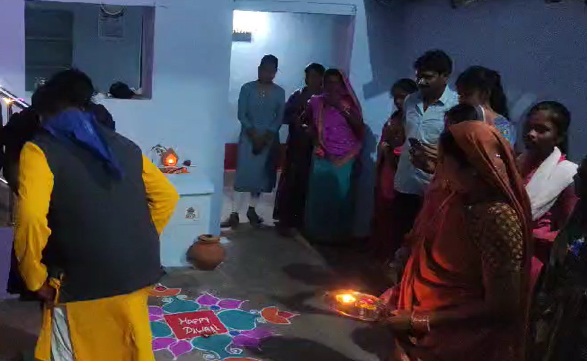 Diwali 2024: छत्तीसगढ़ में एक हफ्ते पहले हो गई दिवाली पूजा, धमतरी के गांव की क्या है परंपरा?
