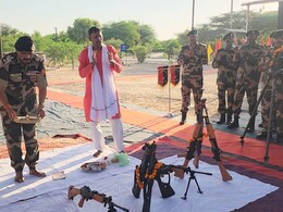 भारत-पाक सीमा पर बीएसएफ के जवानों ने किया शस्त्र पूजन, तोपखाना रेजिमेंट ने दुश्मन को दिया कड़ा संदेश