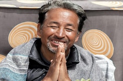 Delhi Police Detain Climate Activist Sonam Wangchuk, Supporters At Singhu Border Delhi Police Detain Climate Activist Sonam Wangchuk, Supporters At Singhu Border