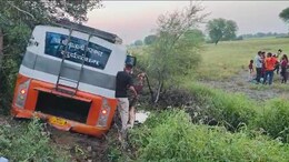 स्कूली छात्रों ने चलती बस में की गुंडागर्दी, गड्ढे में बस गिरने से 40 लोगों की जान पर बन आई