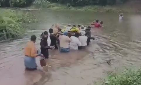 VIDEO : आंध्र प्रदेश बारिश का कहर, कमर से ऊपर तक पानी से होकर गुजरी शख्स की अंतिम यात्रा