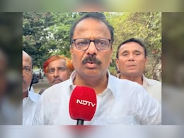 Solapur Politics : वाजत-गाजत मोठं शक्तीप्रदर्शन, मात्र अर्ज न भरताच परतावं लागलं; काँग्रेस उमेदवारासोबत नेमकं काय घडलं?