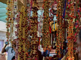 Chaitra Navratri 2025: माता की अराधना के लिए सजे बाजार, लोग जमकर कर रहे हैं पूजा सामग्री की खरीदारी