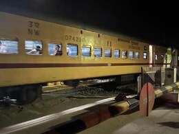 राजस्थान में ट्रेन से टकराई ट्रैक्टर ट्रॉली, टला बड़ा हादसा राजस्थान में ट्रेन से टकराई ट्रैक्टर ट्रॉली, टला बड़ा हादसा