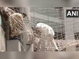 महाराष्ट्र विधानसभा के डिप्टी स्पीकर तीसरी मंजिल से कूदे और जाली में अटके, देखें VIDEO महाराष्ट्र विधानसभा के डिप्टी स्पीकर तीसरी मंजिल से कूदे और जाली में अटके, देखें VIDEO