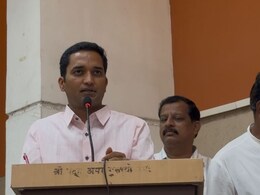 देवेंद्र फडणवीसांचा शेवटच्या क्षणी फोन, अर्ज भरण्यासाठी निघालेल्या पुण्यातील भाजपा उमेदवाराची माघार देवेंद्र फडणवीसांचा शेवटच्या क्षणी फोन, अर्ज भरण्यासाठी निघालेल्या पुण्यातील भाजपा उमेदवाराची माघार