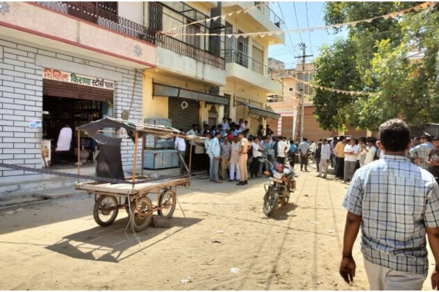 हत्या के बाद दुकान के बाहर जमा हुई लोगों की भीड़.