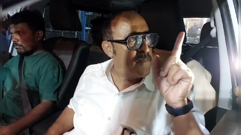 2 मिनट की देरी और पर्चा नहीं भर सके पूर्व कांग्रेस मंत्री अनीस अहमद, ऐसे निकाला गुस्सा