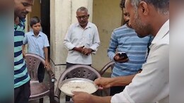 Jalore: सरकारी स्कूल के पोषाहार में रेंगते नजर आए कीड़े, 80 बच्चों के लिए बनती थी केवल 2 KG सब्जी