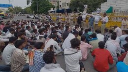 मंत्री खराड़ी और उदयपुर सांसद के खिलाफ BAP का धरना, सांसद बोले- अंग्रेजों के इतिहास को नहीं मान सकते