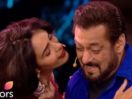Bigg Boss 18: सलमान खान से फ्लर्ट करती दिखीं मल्लिका शेरावत, बातों बातों में कर दिया किस Bigg Boss 18: सलमान खान से फ्लर्ट करती दिखीं मल्लिका शेरावत, बातों बातों में कर दिया किस