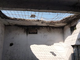 ऐसे कैसे चलेंगे हम स्कूल? खस्ता हाल है सरकारी स्कूल, छत के नाम पर नजर आ रहा लटका हुआ सरिया ऐसे कैसे चलेंगे हम स्कूल? खस्ता हाल है सरकारी स्कूल, छत के नाम पर नजर आ रहा लटका हुआ सरिया