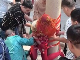 चीन में शादी की अजीबोगरीब रस्म, दुल्हन को खंभे से बांधकर किया जाता है कुछ ऐसा, पुरानी परंपरा के खिलाफ फूटा लोगों का गुस्सा चीन में शादी की अजीबोगरीब रस्म, दुल्हन को खंभे से बांधकर किया जाता है कुछ ऐसा, पुरानी परंपरा के खिलाफ फूटा लोगों का गुस्सा