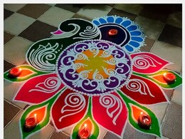 करवाचौथ पर बनाने के लिए यहां देखें खूबसूरत रंगोली के डिजाइन, आपके घर की बढ़ जाएगी रौनक करवाचौथ पर बनाने के लिए यहां देखें खूबसूरत रंगोली के डिजाइन, आपके घर की बढ़ जाएगी रौनक