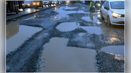 Pune News : पुणेकरांनो, खड्ड्यांचा त्रास करून घेऊ नका, आता थेट तक्रार; अखेर प्रशासनाला जाग