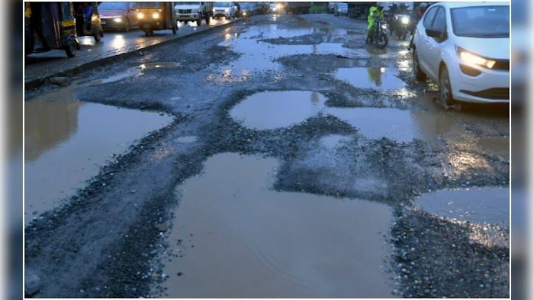 Pune News : पुणेकरांनो, खड्ड्यांचा त्रास करून घेऊ नका, आता थेट तक्रार; अखेर प्रशासनाला जाग