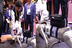 जब रोबोटिक डॉगी से मिले Jyotiraditya Scindia कहा , Well Done जब रोबोटिक डॉगी से मिले Jyotiraditya Scindia कहा , Well Done