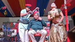 Rajasthan: धार्मिक मेले में अश्लील डांस, मंच पर बीजेपी नेता के गले में डाला कोबरा सांप; पूर्व मंत्री बोले-बड़ा अपमान