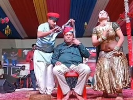 Rajasthan: धार्मिक मेले में अश्लील डांस, मंच पर बीजेपी नेता के गले में डाला कोबरा सांप; पूर्व मंत्री बोले-बड़ा अपमान