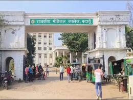 क्रिकेट खेलते रहे डॉक्टर, पिता को टरकाता रहा स्टाफ, बुखार से 5 साल की बच्ची ने गोद में ही तोड़ा दम क्रिकेट खेलते रहे डॉक्टर, पिता को टरकाता रहा स्टाफ, बुखार से 5 साल की बच्ची ने गोद में ही तोड़ा दम