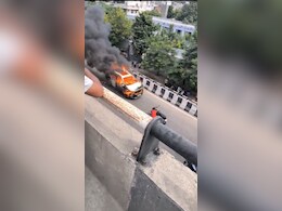 राजस्थान की सड़क पर दिखी 'द बर्निंग कार' लोगों में मचा हड़कंप, देखें वीडियो