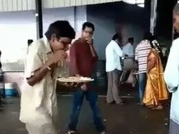 हाथ में खाने की प्लेट लेकर शराबी ने किया ऐसा नागिन डांस, बॉलीवुड के मशहूर डांसर के भी छूट गए पसीने