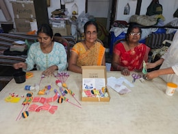 Eco Friendly Crackers: मध्य प्रदेश के इस जिले में तैयार हो रहा खास पटाखा, नुकसान की जगह पर्यावरण को होगा फायदा Eco Friendly Crackers: मध्य प्रदेश के इस जिले में तैयार हो रहा खास पटाखा, नुकसान की जगह पर्यावरण को होगा फायदा