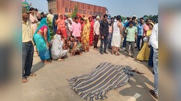 Road Accident : बाइक सवार को इनोवा कार ने मारी टक्कर, तीन लोगों की मौत,&nbsp;चालक फरार