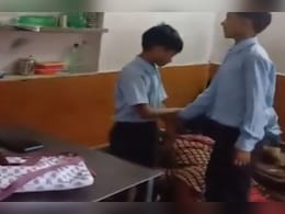 महिला टीचर ने स्कूल को बना दिया स्पा! बच्चों से पैर दबवाने का आया वीडियो, मंत्री मदन दिलावर ने कर दी कार्रवाई  महिला टीचर ने स्कूल को बना दिया स्पा! बच्चों से पैर दबवाने का आया वीडियो, मंत्री मदन दिलावर ने कर दी कार्रवाई