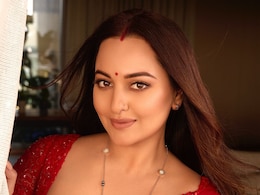 सोनाक्षी सिन्हा ने पति जहीर इकबाल के लिए रखा करवा चौथ का व्रत, लाल साड़ी और सिंदूर लगाए दिखीं सोना सोनाक्षी सिन्हा ने पति जहीर इकबाल के लिए रखा करवा चौथ का व्रत, लाल साड़ी और सिंदूर लगाए दिखीं सोना