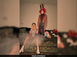 Selena Gomez And Benny Blanco Are A Winning Halloween Couple In <i>Alice In Wonderland</i> Costumes Selena Gomez And Benny Blanco Are A Winning Halloween Couple In <i>Alice In Wonderland</i> Costumes