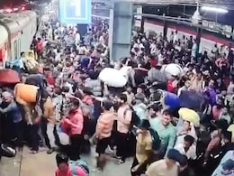 CCTV Captures Moments Before Stampede At Mumbai's Bandra Terminus CCTV Captures Moments Before Stampede At Mumbai's Bandra Terminus
