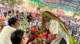 Video: जब मंच पर बैठे राजेंद्र राठौड़ को 200 का नोट देने पहुंची बुजुर्ग महिला, 'बाबोसा' भी हो गए हैरान