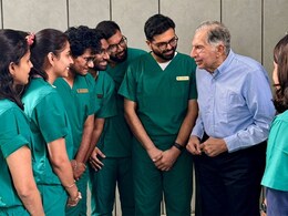 दिल छू लेते थे रतन टाटा...जब अपने बीमार कर्मचारी का हालचाल लेने मुंबई से पुणे चले आए थे दिल छू लेते थे रतन टाटा...जब अपने बीमार कर्मचारी का हालचाल लेने मुंबई से पुणे चले आए थे